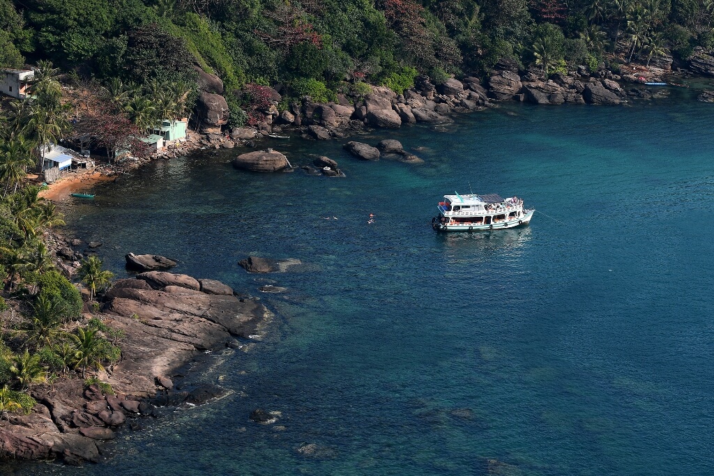 Vẻ đẹp biển đảo Phú Quốc với làn nước xanh mát là một trong những yếu tố thu hút du lịch