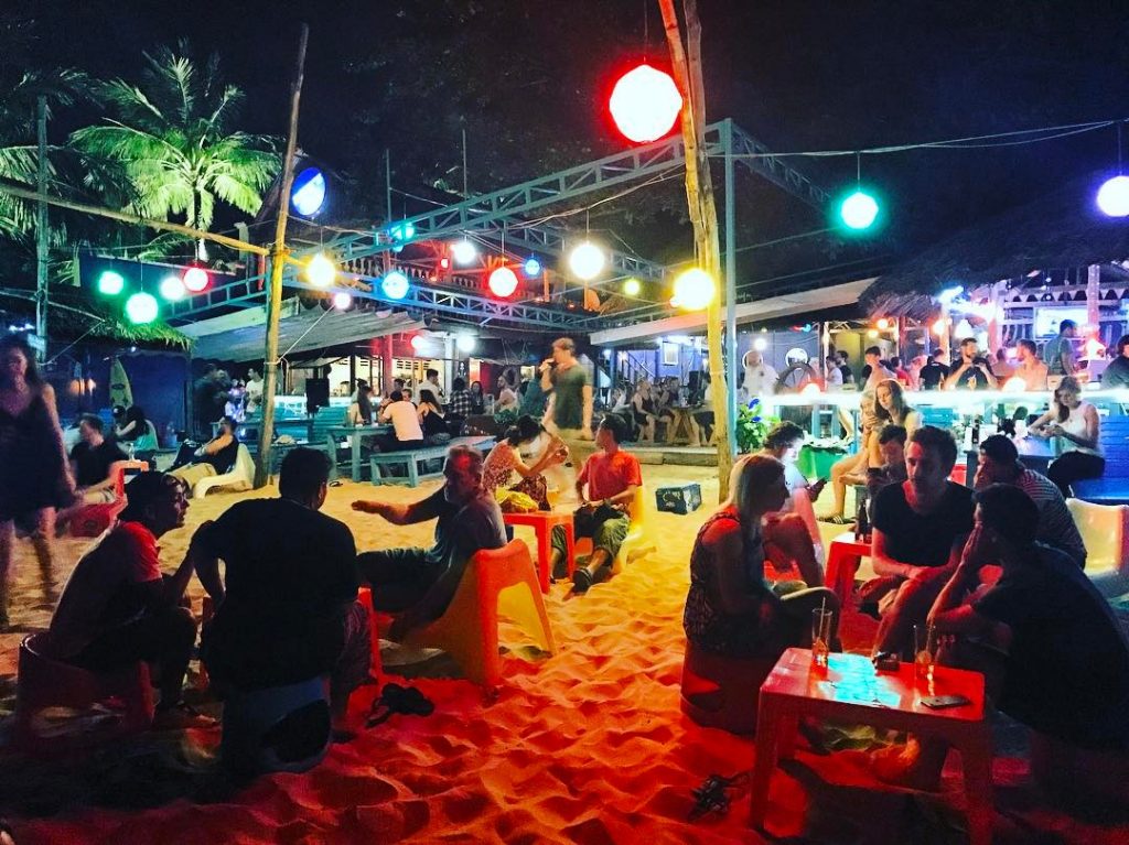 Luôn có lượng lớn khách hàng có nhu cầu giải trí về đêm - Ảnh tại một quán Bar nhỏ ở Phú Quốc