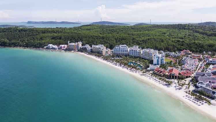 Nam Phú Quốc hiện quy tụ hàng loạt khu nghỉ dưỡng, công viên giải trí, hệ thống cáp treo vượt biển đẳng cấp.